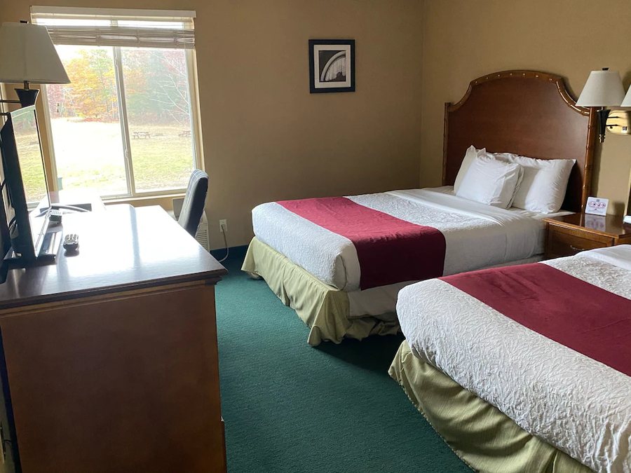 Hometown Inn — Guest room
