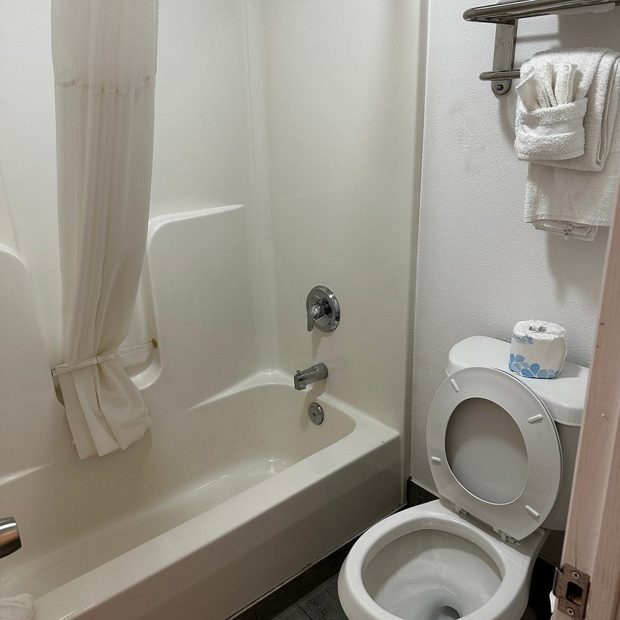 Hometown Inn Suites — Bathroom