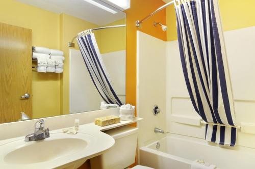 Hometown Inn Suites — Bathroom