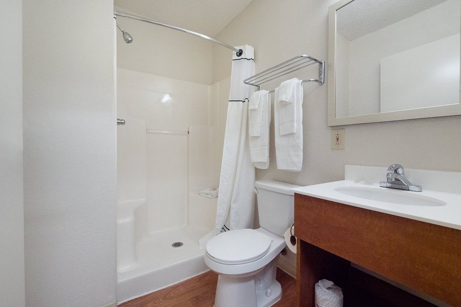 HomeTowne Studios by Red Roof Atlanta Lawrenceville — Bathroom