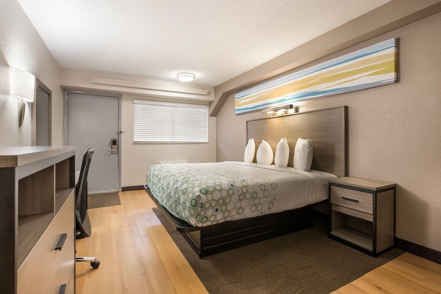 HomeTowne Studios by Red Roof Atlanta Lawrenceville — Guest room