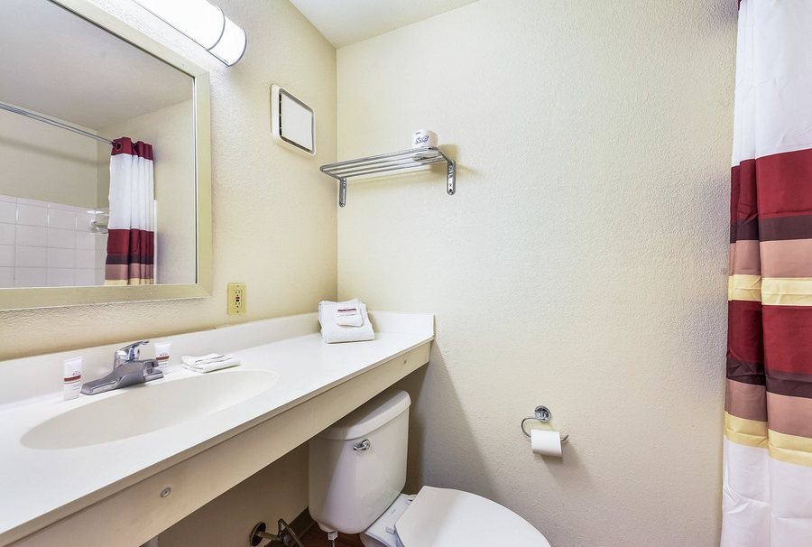 HomeTowne Studios by Red Roof Austin — Bathroom