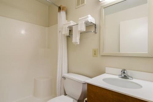 HomeTowne Studios by Red Roof Denver Airport Aurora — Bathroom