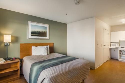 HomeTowne Studios by Red Roof Denver Airport Aurora — Guest room