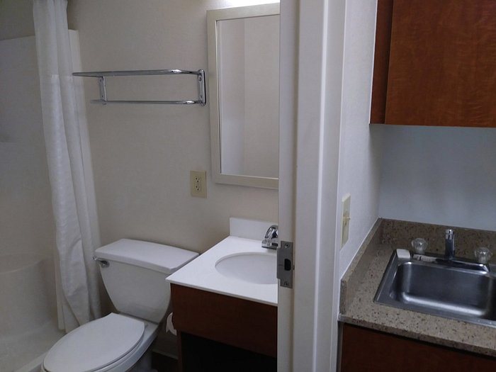 HomeTowne Studios by Red Roof Denver Thornton — Bathroom