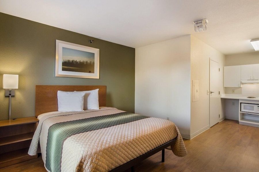 HomeTowne Studios by Red Roof Denver Thornton — Guest room
