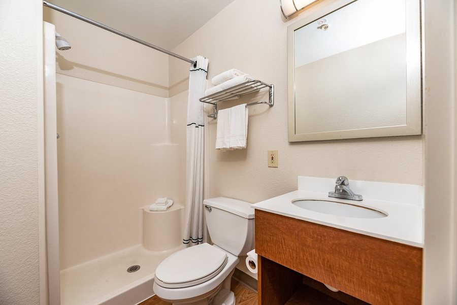 HomeTowne Studios by Red Roof Fresno West — Bathroom