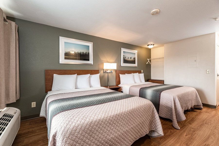 HomeTowne Studios by Red Roof Fresno West — Guest room