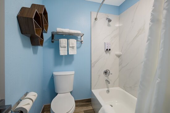 HomeTowne Studios by Red Roof Houston Northwest — Bathroom