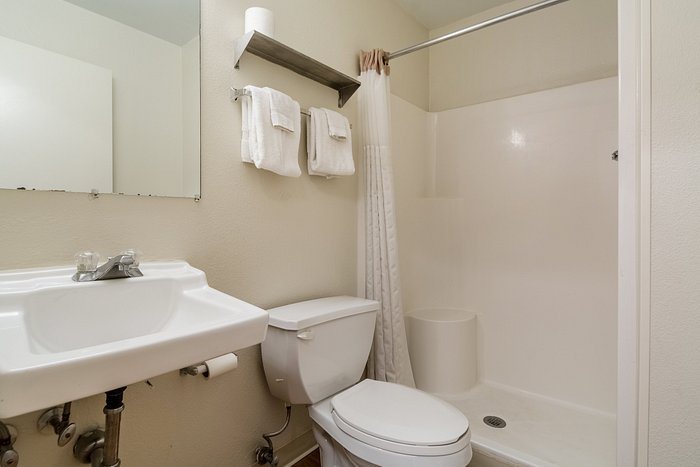 HomeTowne Studios Denver Glendale Cherry Creek — Bathroom