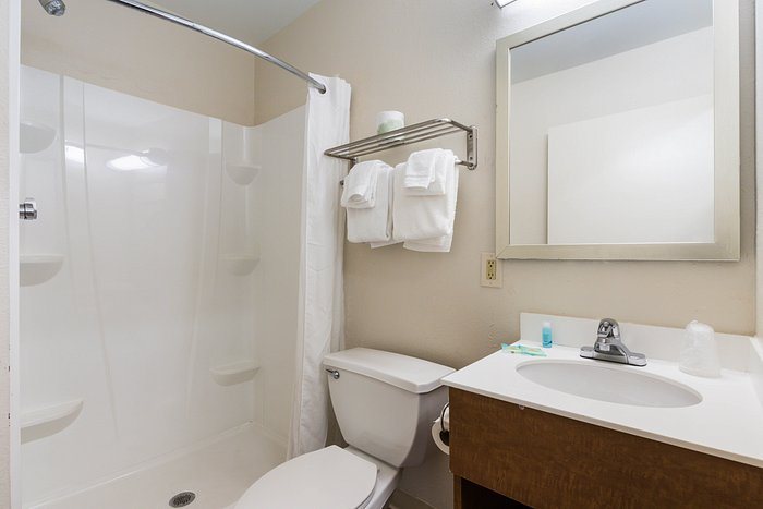 HomeTowne Studios Fort Lauderdale — Bathroom