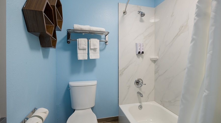 Hometowne Studios Houston West Oaks Energy Corridor — Bathroom