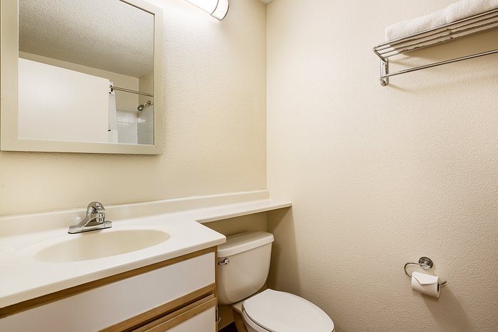 HomeTowne Studios Spokane Valley — Bathroom
