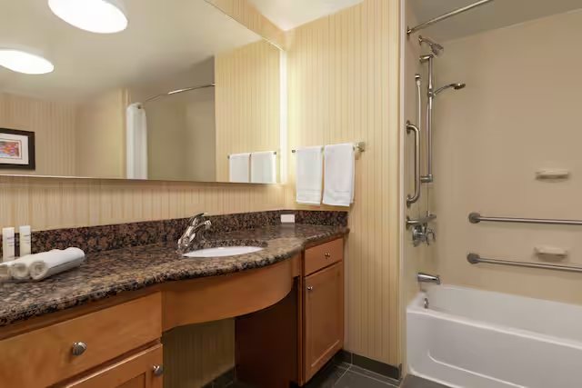 Homewood Suites by Hilton Allentown West Fogelsville PA — Bathroom