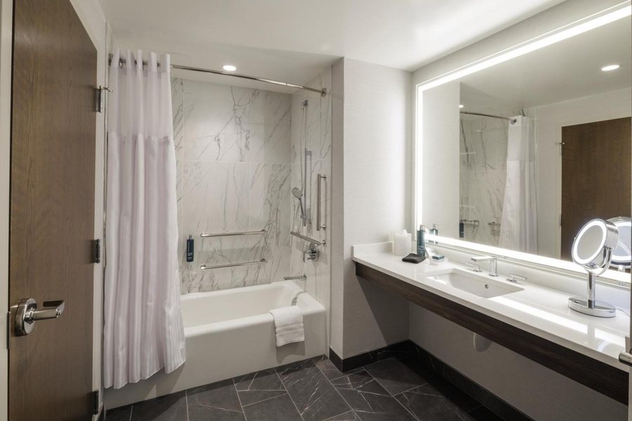 Homewood Suites by Hilton Arlington Rosslyn Key Bridge — Bathroom