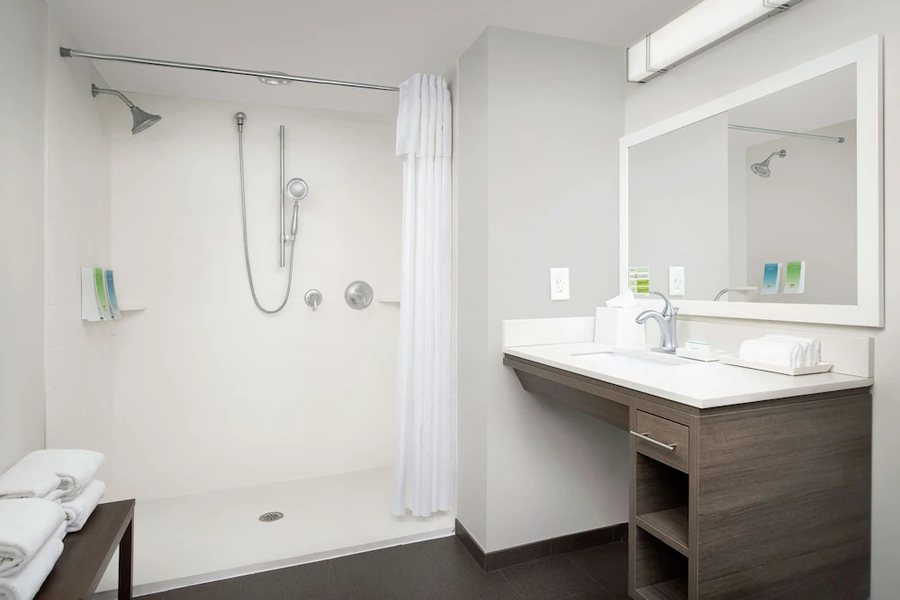 Homewood Suites By Hilton Atlanta Midtown Ga — Bathroom