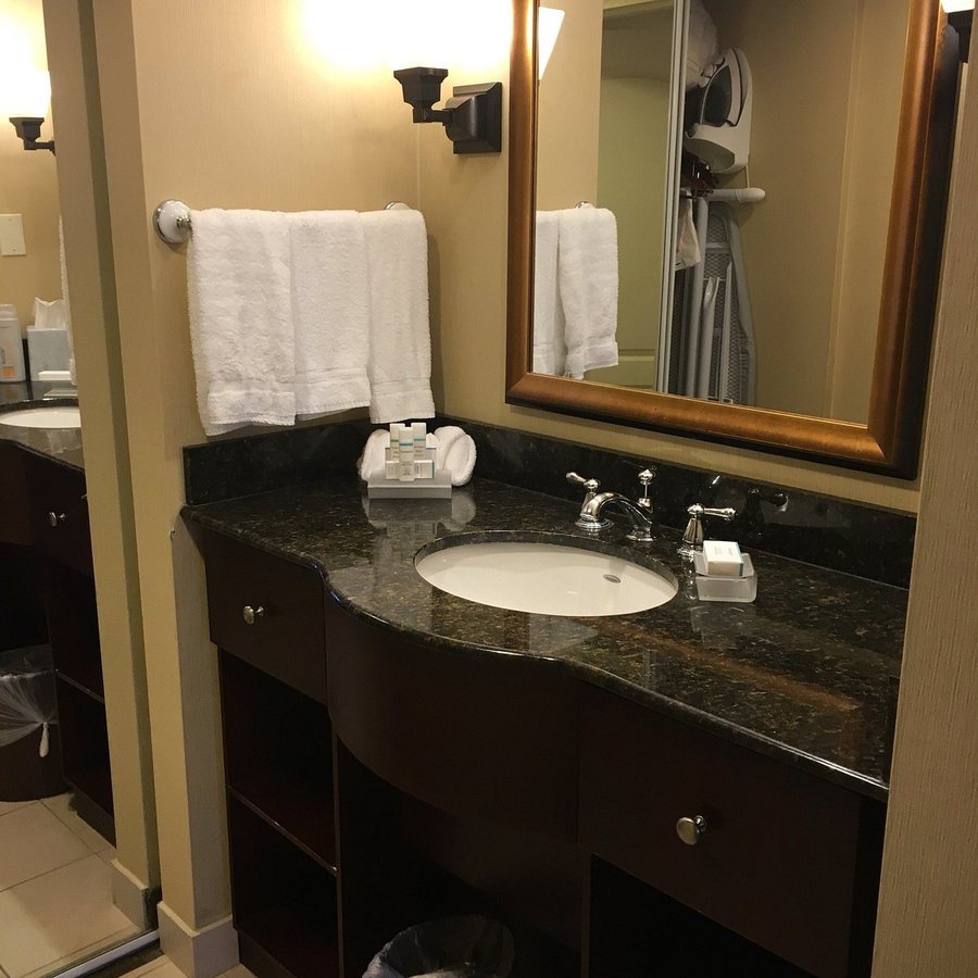 Homewood Suites by Hilton Cambridge Waterloo Ontario — Bathroom