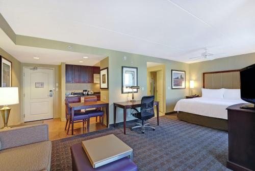Homewood Suites by Hilton Cambridge Waterloo Ontario — Guest room