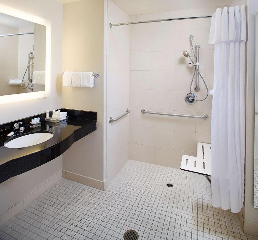 Homewood Suites by Hilton Carlsbad North San Diego County — Bathroom