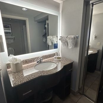 Homewood Suites By Hilton Charlotte ayrsley Nc — Bathroom