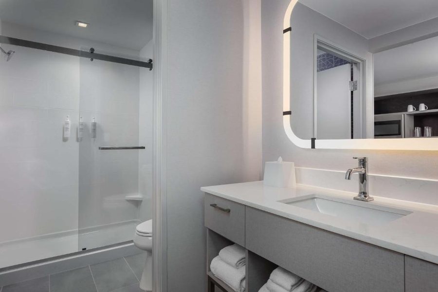 Homewood Suites by Hilton Cincinnati Downtown — Bathroom