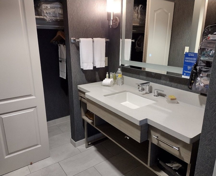 Homewood Suites By Hilton Cincinnati west Chester — Bathroom