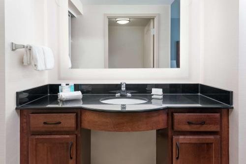 Homewood Suites By Hilton Cleveland Beachwood — Bathroom