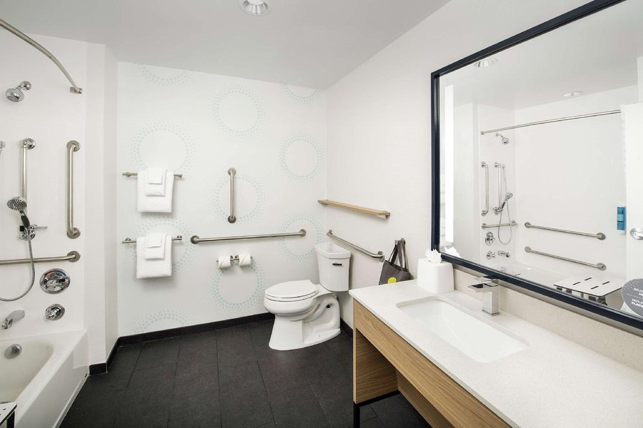 Homewood Suites by Hilton Denver Airport Tower Road — Bathroom