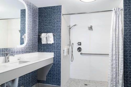 Homewood Suites by Hilton Detroit Troy — Bathroom