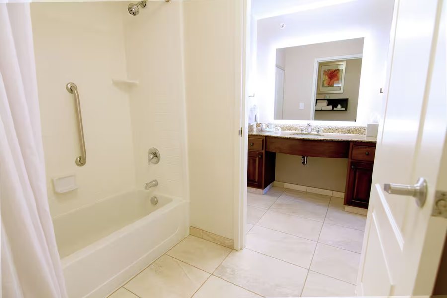 Homewood Suites by Hilton Fargo — Bathroom