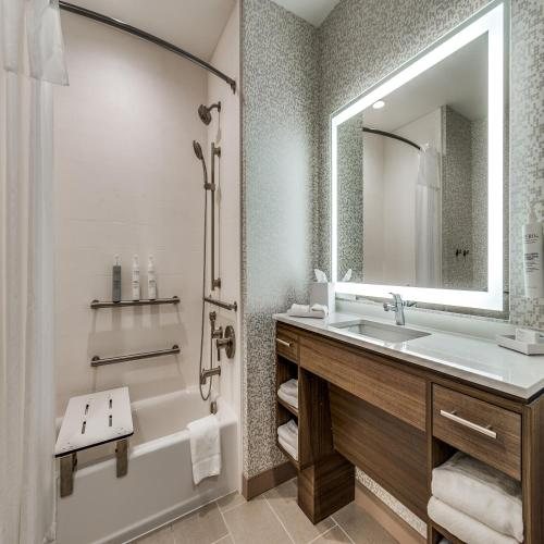 Homewood Suites By Hilton Fort Worth West At Cityview Tx — Bathroom