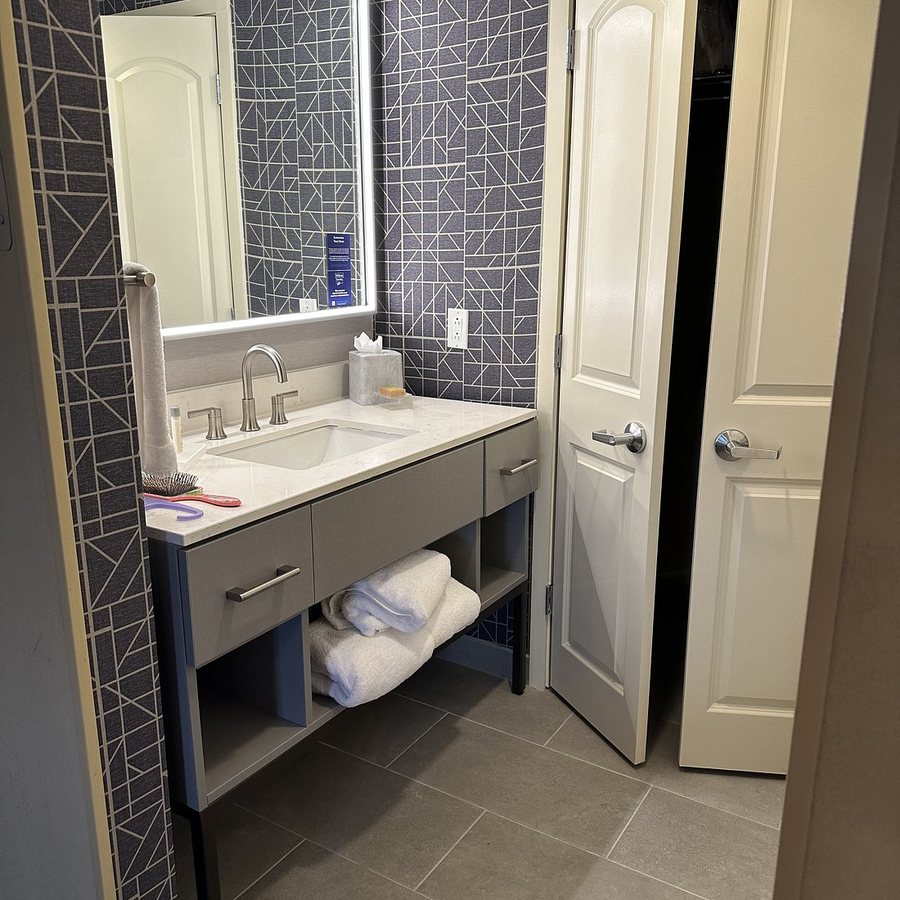 Homewood Suites by Hilton Fredericksburg — Bathroom