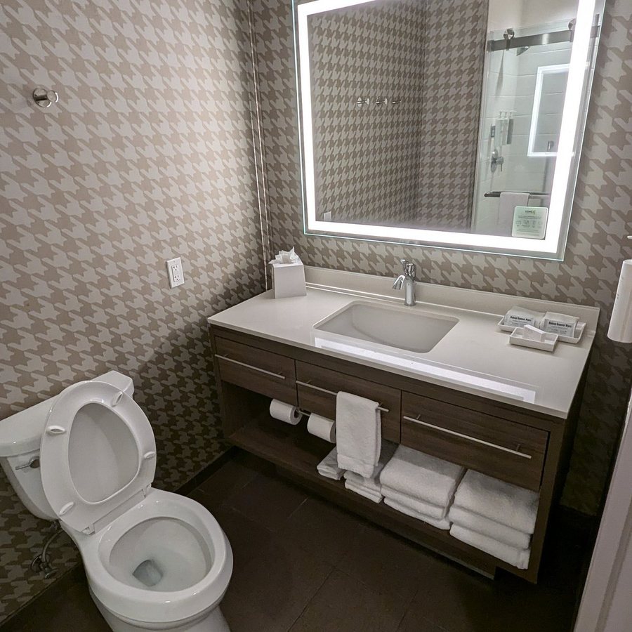 Homewood Suites by Hilton Fresno Airport Clovis CA — Bathroom