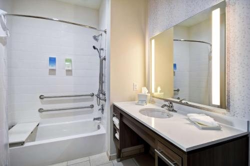 Homewood Suites By Hilton Ft Worth north At Fossil Creek — Bathroom