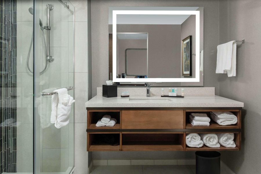 Homewood Suites By Hilton Grand Rapids Downtown Grand Rapids Kent County Michigan — Bathroom