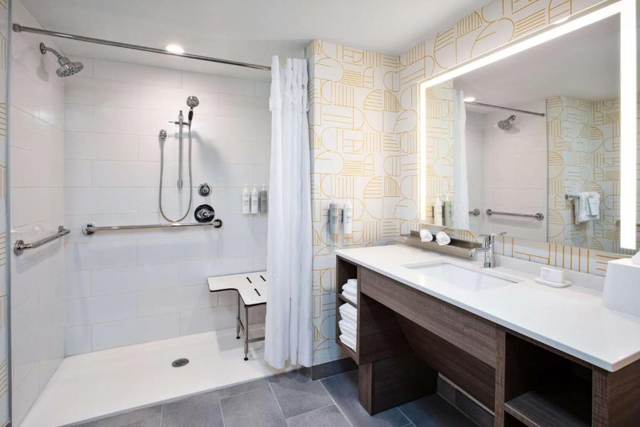 Homewood Suites by Hilton Grand Rapids — Bathroom