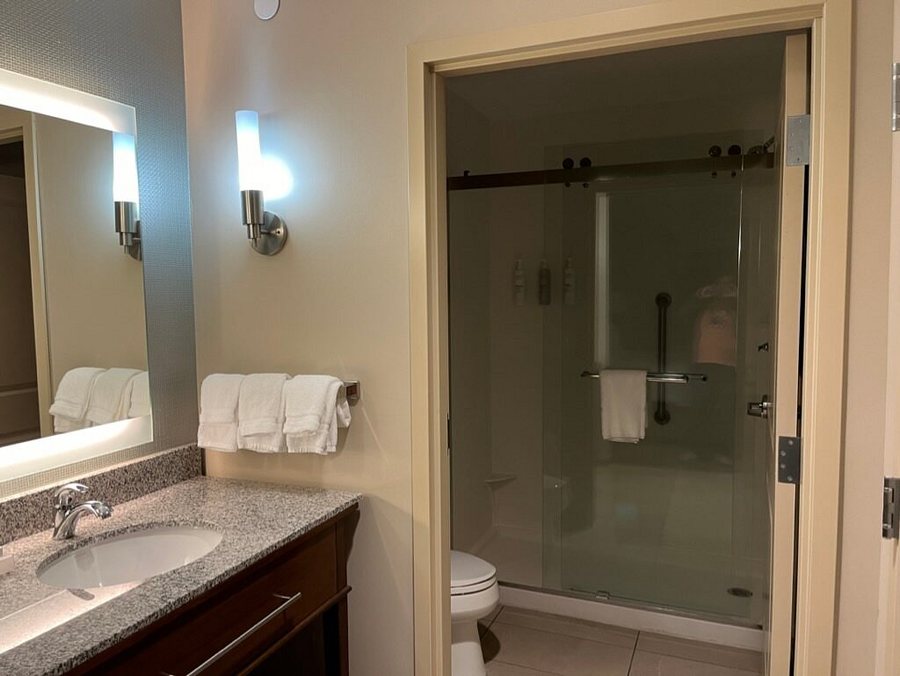 Homewood Suites by Hilton Hartford Downtown — Bathroom