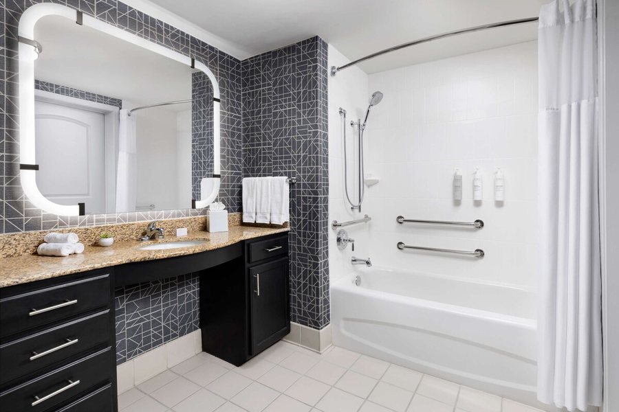 Homewood Suites by Hilton Hartford Manchester — Bathroom