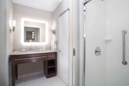 Homewood Suites By Hilton Henderson South Las Vegas — Bathroom