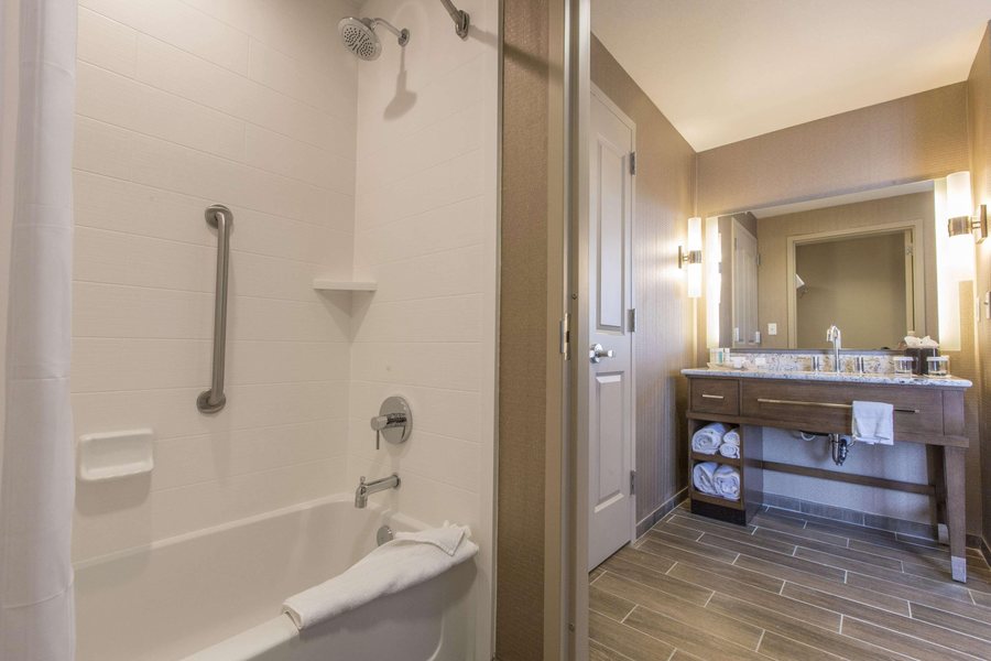 Homewood Suites by Hilton Houston Stafford Sugar Land — Bathroom
