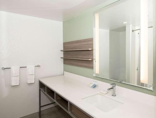 Homewood Suites By Hilton Jacksonville Deerwood Park — Bathroom