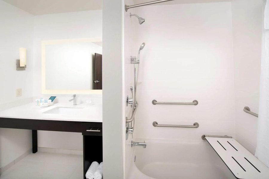 Homewood Suites By Hilton Kansas City airport — Bathroom