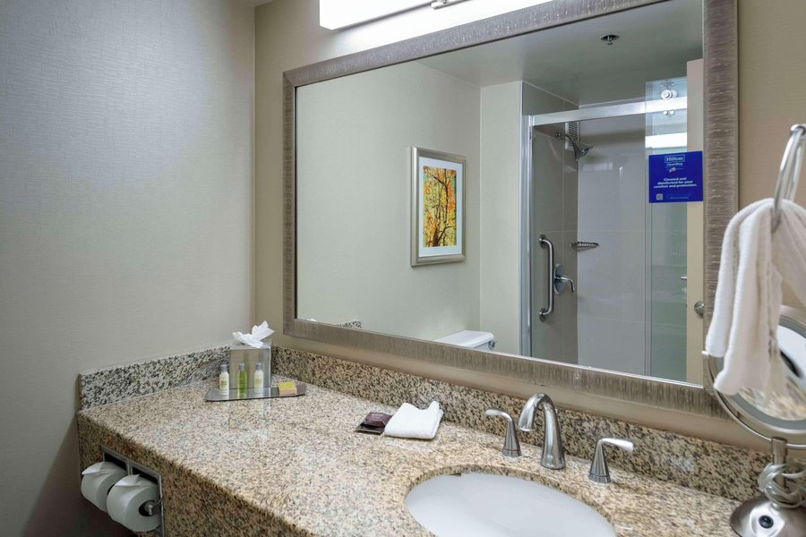Homewood Suites By Hilton Kansas City overland Park — Bathroom