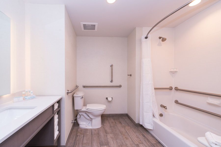 Homewood Suites by Hilton Little Rock Downtown — Bathroom