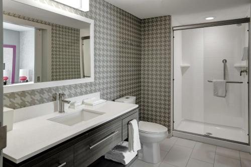 Homewood Suites by Hilton Louisville Airport — Bathroom