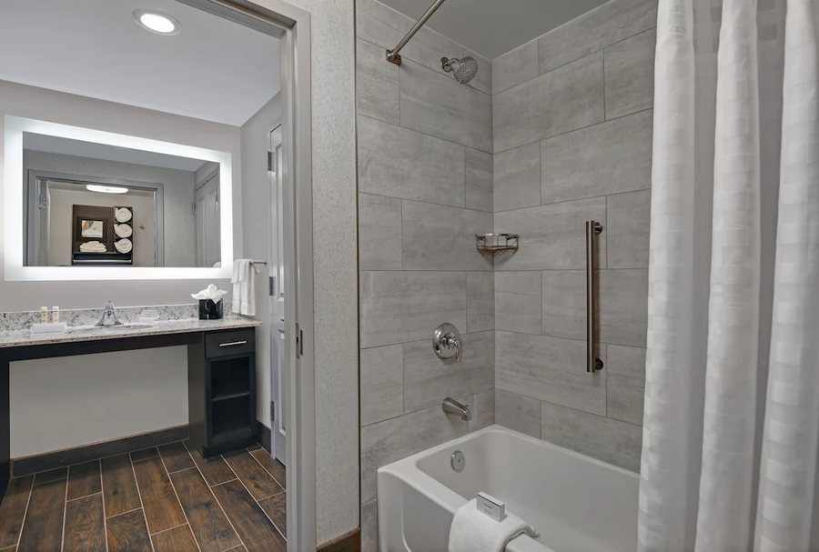 Homewood Suites by Hilton Louisville Downtown — Bathroom