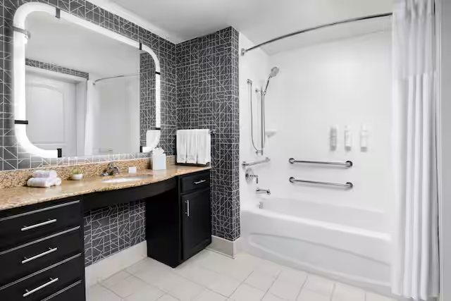 Homewood Suites by Hilton Manchester Airport — Bathroom