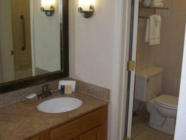 Homewood Suites by Hilton Memphis Poplar — Bathroom