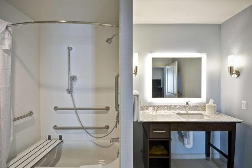 Homewood Suites By Hilton Phoenix Tempe Asu Area — Bathroom