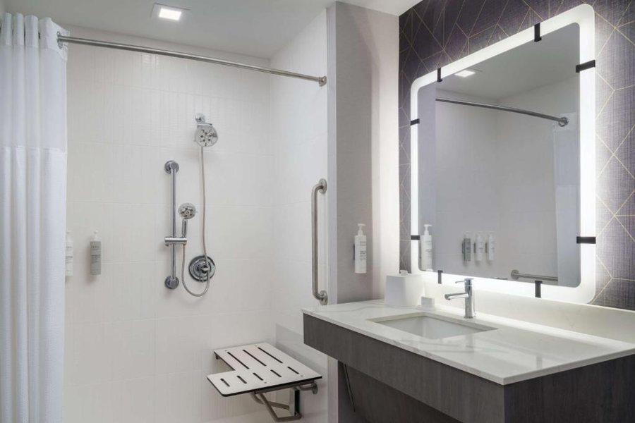 Homewood Suites By Hilton Raleigh crabtree Valley — Bathroom